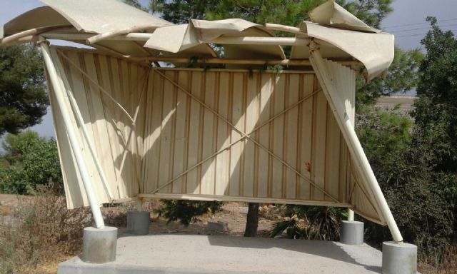 El PSOE exige al PP que aproveche el mes de agosto para renovar las paradas de autobús escolar abandonadas en pedanías