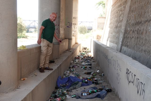Cientos de botellas se acumulan en el cauce urbano del guadalentín a su paso por lorca convertido en un canalillo de basura