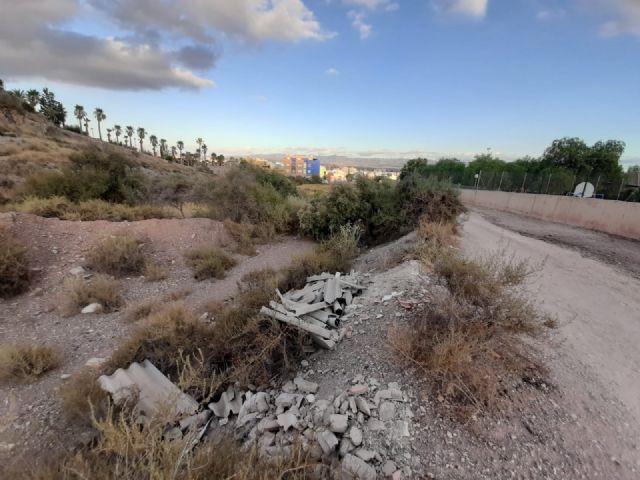 IU-Verdes Lorca exige la limpieza del entorno del colegio Andrés García Soler y del Calvario