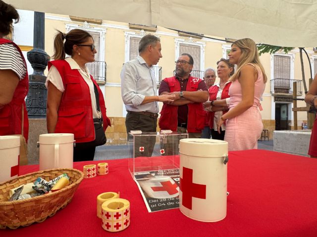 Fulgencio Gil agradece la labor que Cruz Roja realiza en Lorca durante su visita a la mesa petitoria por el Día de la Banderita