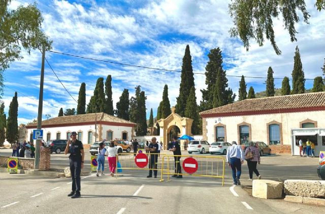Los lorquinos cumplen con la tradición de acudir a los cementerios en el Día de Todos los Santos