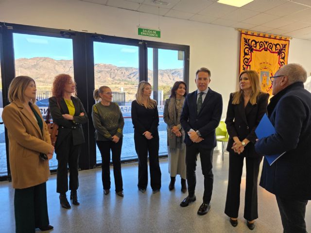 Lorca apuesta por la formación: 20 desempleados trabajan en la rehabilitación del centro de día de Apandis