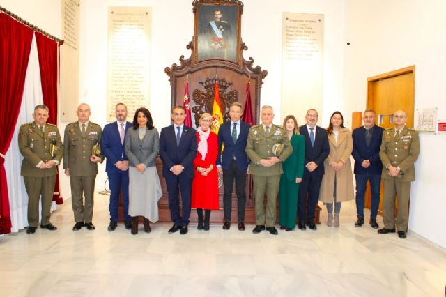 El jefe del MADOC visita Lorca y plantea celebrar una jura de bandera civil en 2026