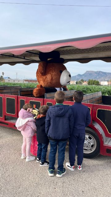 El 'Expreso Real' arranca su recorrido por las pedanías en Cazalla, donde recogerá las cartas de los niños con las peticiones a los Reyes Magos
