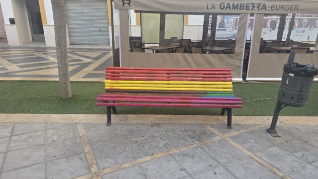 El PSOE de Lorca condena la vandalización del banco arcoíris y exige a PP y VOX una respuesta firme ante el odio