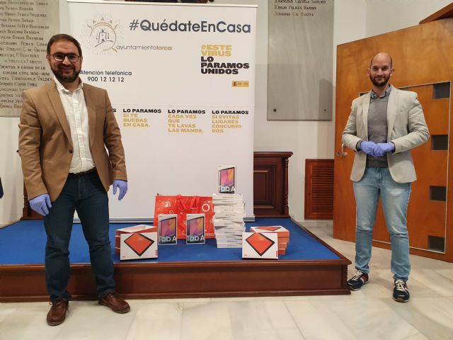Lorca dona 25 tablets a las residencias de mayores para 'acortar distancias' entre los usuarios y sus familias durante el confinamiento