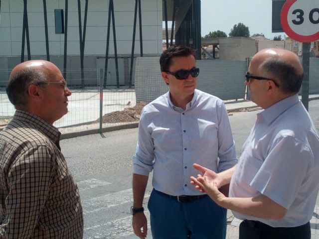 Antonio Meca junto con diputados regionales visita las obras del Auditorio y Recinto Ferial de Santa Quiteria