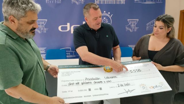 La concejalía de Deportes y el diario La Verdad entregan a la asociación T-elevamos los 5.558 euros recaudados en el 'CorrexLorca'
