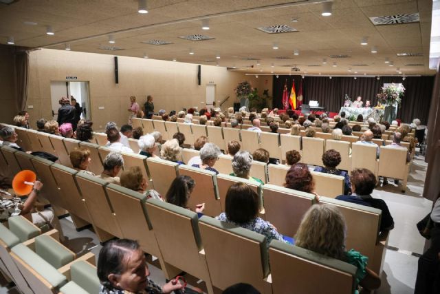 El alcalde de Lorca, Fulgencio Gil, acompa&ntilde;a a la Asociación de amas de casa, consumidores y usuarios en el acto oficial con el que la entidad da comienzo al nuevo curso