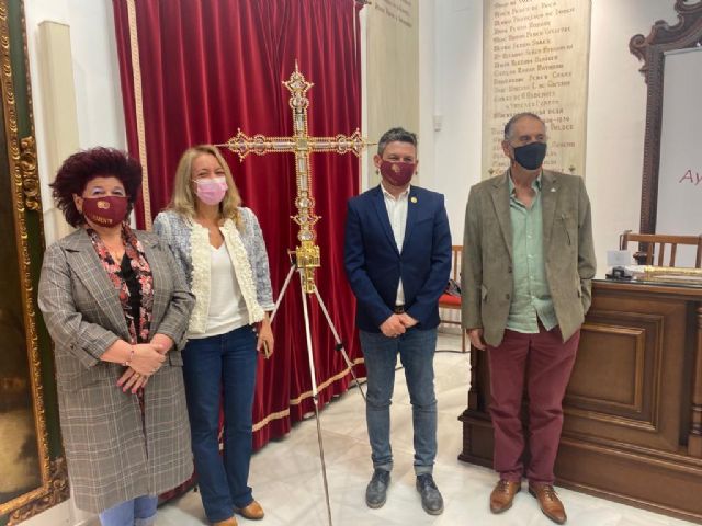 La Federación de San Clemente estrena la réplica de la famosa Cruz de Fernando El Católico, conocida como la 'Cruz de Cristal de Roca', que abrirá el cortejo del Patrón en los desfiles