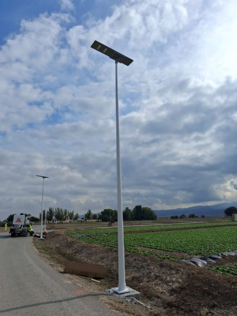 Instalan 17 luminarias LED con alimentación solar en la carretera RM-D3 para mejorar la seguridad vial entre Lorca y La Hoya