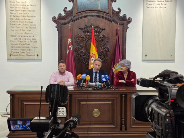 El alcalde traslada el apoyo del Ayuntamiento a los ganaderos de porcino ante los casos de peste