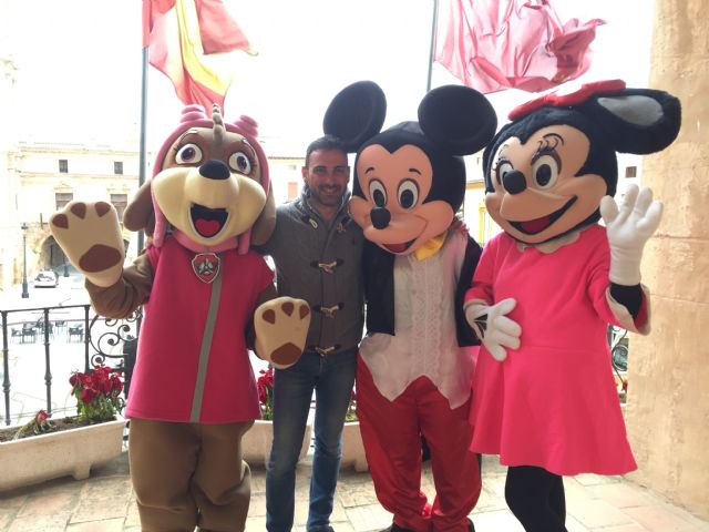 400 figurantes y 8 carrozas participarán en la espectacular Cabalgata de Reyes Magos que partirá a las 18 horas desde La Viña para llegar al Belén Viviente de la Plaza de España