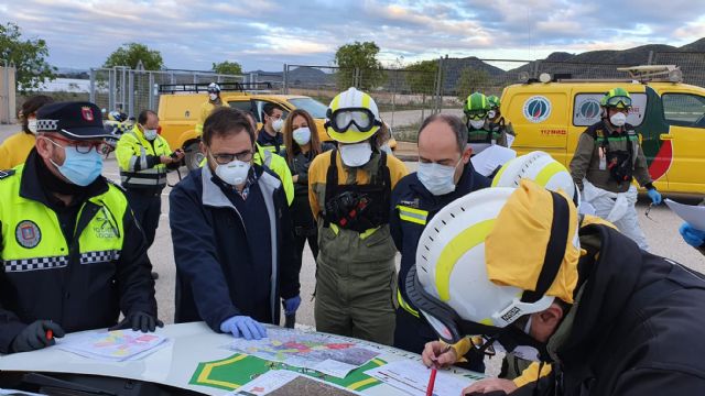 El alcalde recibe a las brigadas forestales que realizan hoy tareas de desinfección en la ciudad