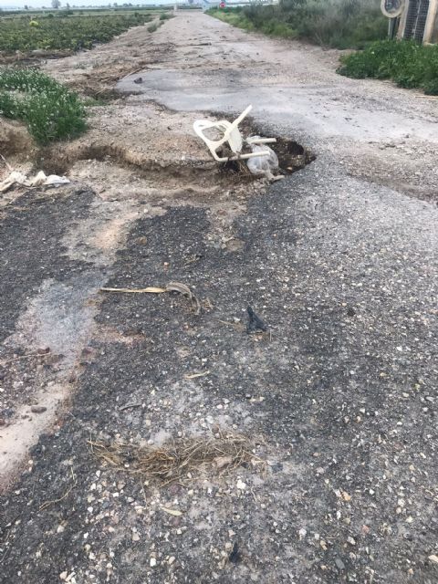 El PP alerta que la carretera de subida al castillo presenta un peligroso deslizamiento que se está agravando por la temeraria obstrucción de la cuneta