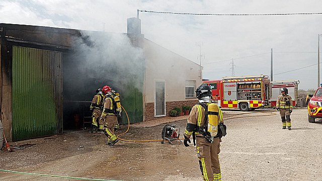 Bomberos extinguen un incendio en una nave en Lorca