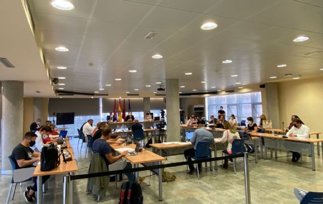 El Pleno del Ayuntamiento de Lorca aprueba por unanimidad suspender las nuevas licencias a bajos comerciales para uso de vivienda, salones de juego y lugares de culto