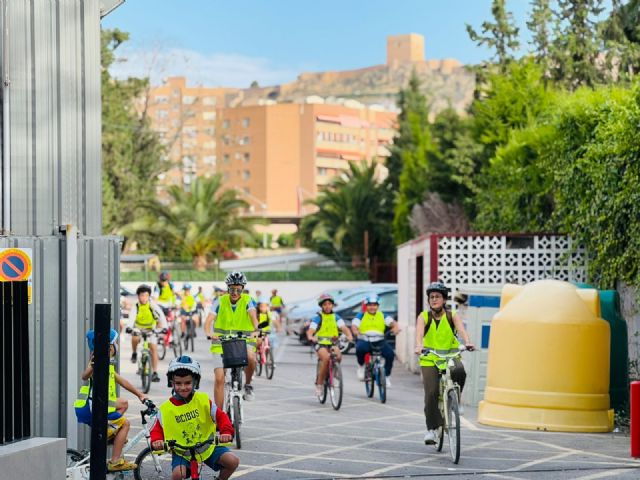Más de 300 niños de cinco centros educativos de Lorca convierten la bicicleta en su medio de transporte para ir al cole