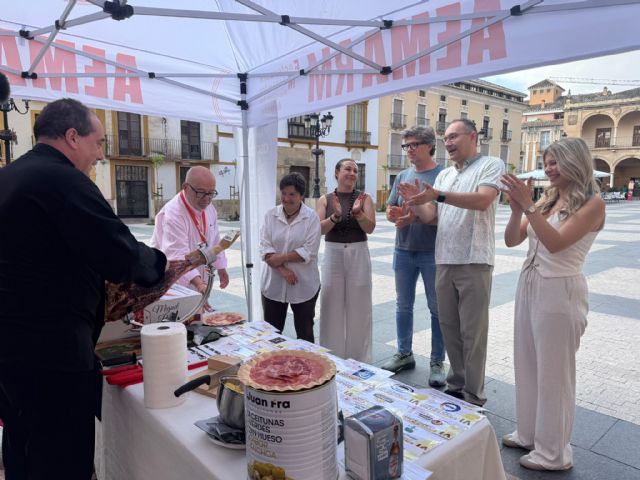 La Alameda de la Constitución de Lorca acogerá este viernes una nueva edición del Encuentro Solidario de Cortadores de Jamón en apoyo a AEMA Región de Murcia
