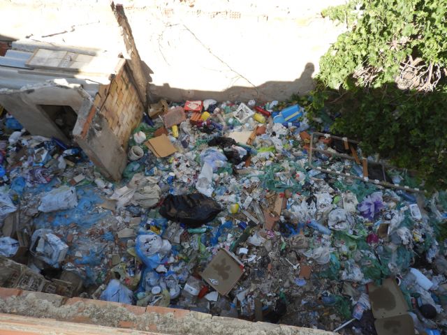 IU-V exige al nuevo gobierno local la limpieza de solares y viviendas abandonadas en la parte alta del barrio de San Cristóbal