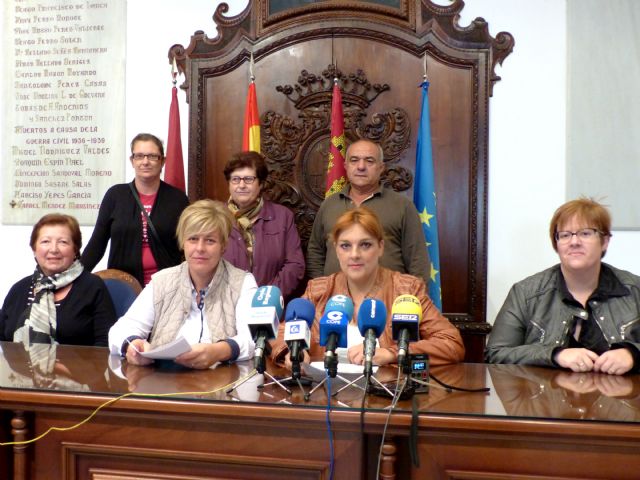 Afectados por cebaderos junto a viviendas e IU-V exigen la convocatoria inmediata de la comisión anunciada por el PP hace cinco meses