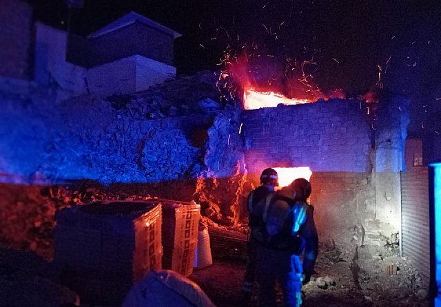 Atendida una persona por inhalación de humo en el incendio de una vivienda ocurrido esta madrugada en Lorca