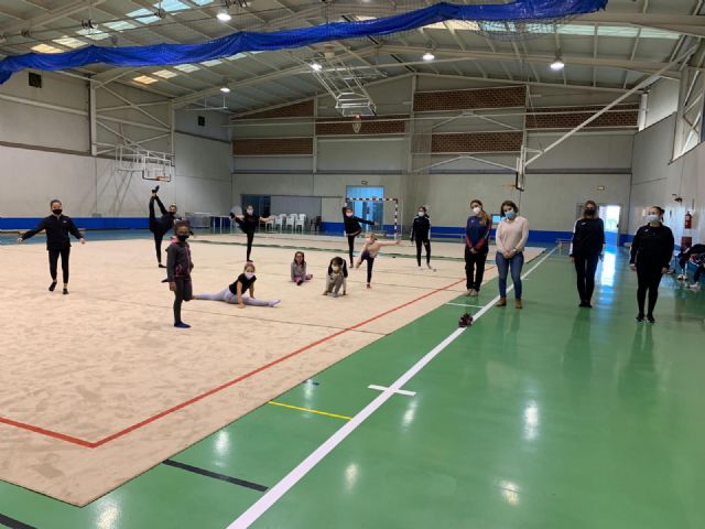 La Concejalía de Deportes instala un nuevo tapiz en el pabellón de Las Alamedas para los entrenamientos de los clubes de gimnasia rítmica de Lorca