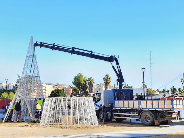 El Ayuntamiento de Lorca construye 14 árboles de Navidad para colocar en calles y pedanías de toda la ciudad