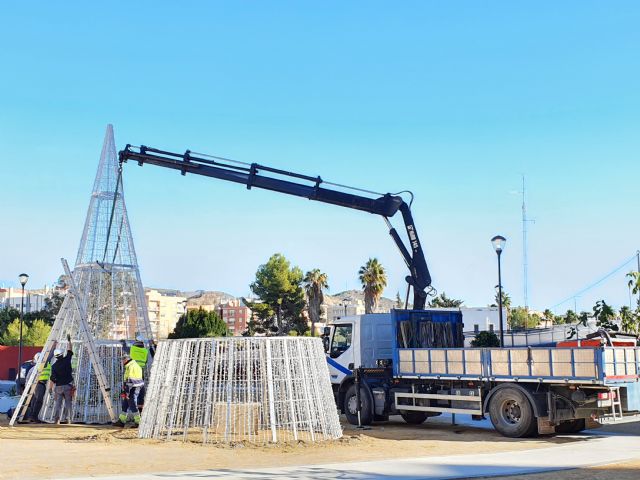 El Ayuntamiento de Lorca construye 14 árboles de Navidad para colocar en calles y pedanías de toda la ciudad