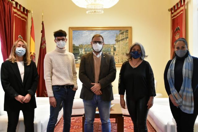 El alcalde de Lorca felicita a los escritores lorquinos Inmaculada Pelegrín y Juan de Beatriz por los recientes premios recibidos