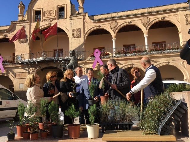 El Alcalde entrega a la Asociación de Vecinos de La Viña 205 árboles y arbustos para repoblar la Rambla de las Señoritas este domingo