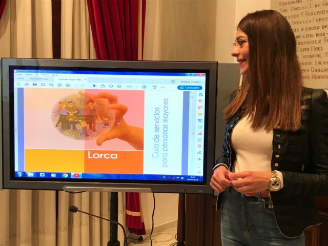 La Guía de servicios para personas mayores recoge todos los programas y herramientas municipales a disposición de los mayores lorquinos