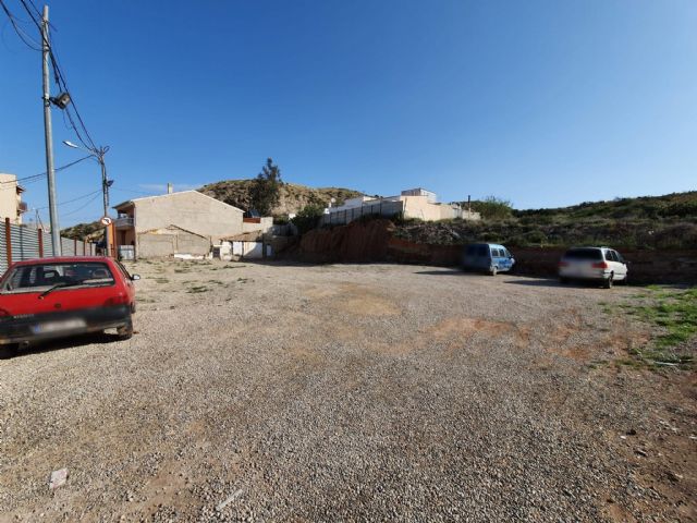 El Ayuntamiento de Lorca crea 55 plazas de aparcamiento junto a la calle Portijico gracias a la cesión de uso y adecuación de un solar colindante