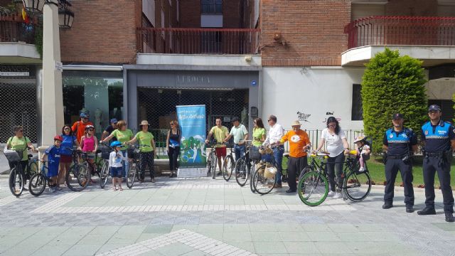 Lorca celebró el Día Mundial de la Bicicleta con un ciclopaseo por las principales calles de la ciudad en el que participaron decenas de personas
