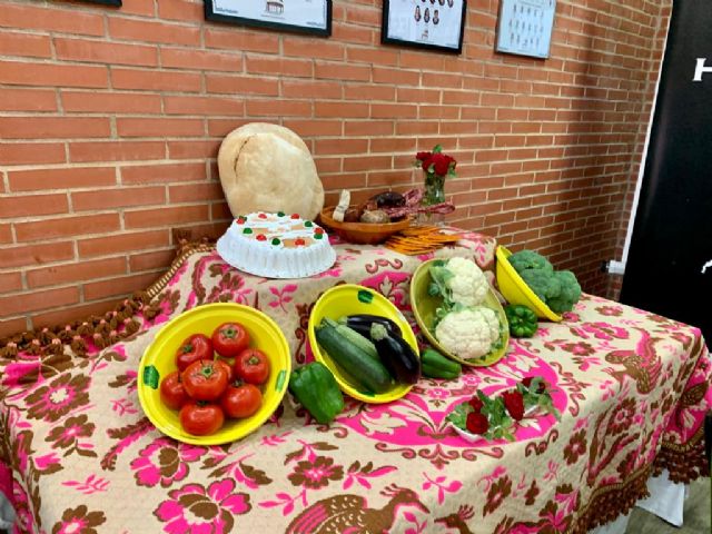 El Grupo Coros y Danzas Virgen de las Huertas y la Escuela de Hostelería y Turismo del IES San Juan Bosco se unen para promocionar la gastronomía lorquina