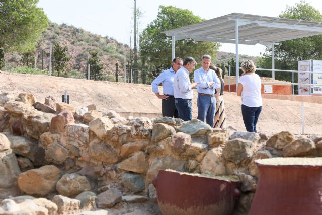 El alcalde de Lorca recorre el Parque de Los Cipreses días antes de la conmemoración de las Jornadas Europeas de la Arqueología