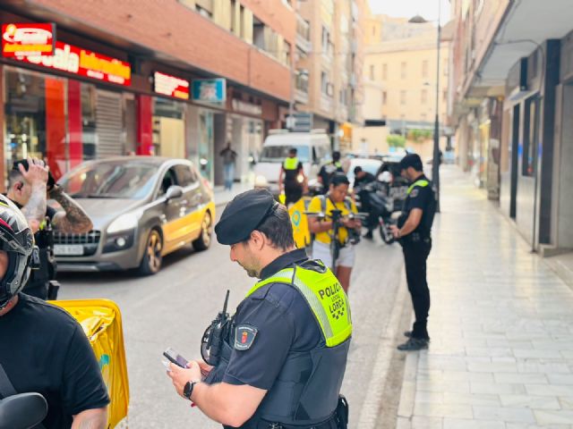 La Policía Local de Lorca intensifica los controles sobre los VMP con la retirada de 75 vehículos y detiene a cinco personas durante la última semana