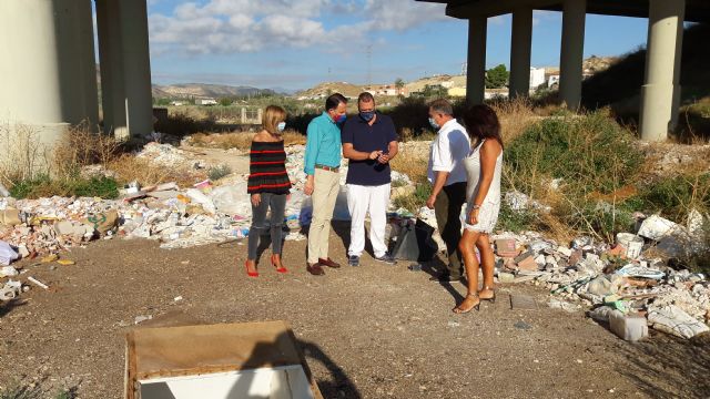 Las ramblas lorquinas acumulan escombreras, basuras, maleza y residuos tras más de dos años sin que la CHS haya limpiado cauce alguno en todo el municipio