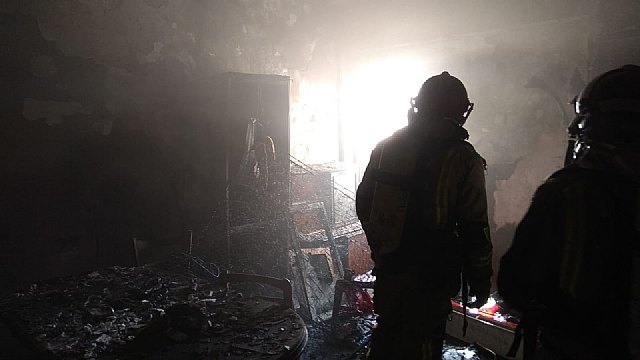 Bomberos Ceis sofocan incendio de vivienda en Lorca