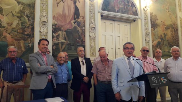 Lorquinos y visitantes podrán disfrutar del Casino Artístico y Literario gracias a la firma de un convenio entre el Ayuntamiento y la Sociedad Casino de Lorca
