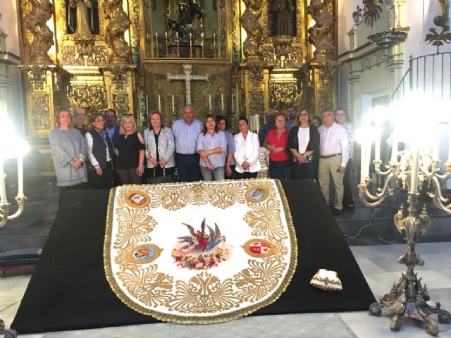 El manto de la coronación de la Virgen de las Huertas recupera su esplendor
