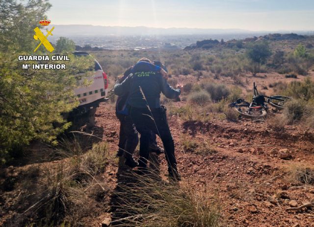 La Guardia Civil auxilia y rescata a un ciclista accidentado en la Sierra de Tercia