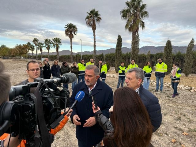 Aguas de Lorca impulsa un proyecto de revegetación en la EDAR de La Hoya mediante la plantación de un centenar de árboles autóctonos
