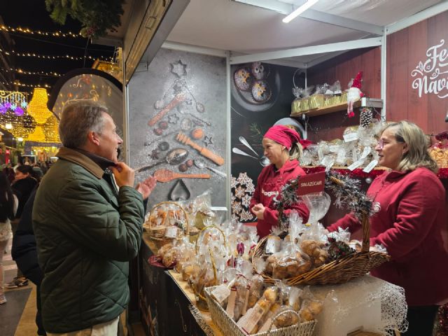 Fulgencio Gil: 'Este Mercadillo Navideño representa una inyección de ilusión, vida y actividad económica para Lorca y para decenas de pequeños comercios'