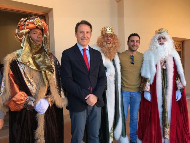 Los Reyes Magos llegan a Lorca cargados de ilusión para preparar la espectacular Cabalgata que recorrerá esta tarde las principales calles de la ciudad