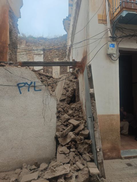 La dejadez de PP y VOX y las lluvias provocan el grave colapso de un inmueble en la calle Cava mientras Fulgencio Gil ignora las advertencias vecinales