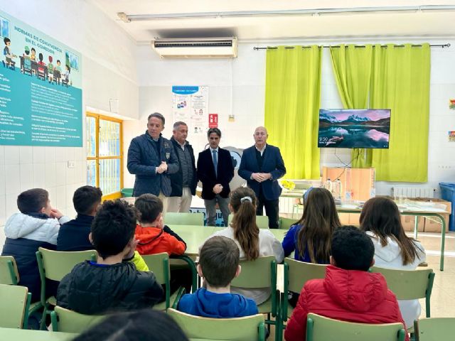 El alcalde de Lorca destaca la importancia del consumo de agua de grifo en la inauguración del ciclo de charlas y talleres de la campaña 'Bebe agua con Grifo'