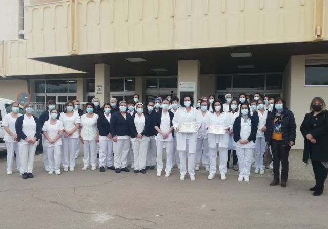 Las trabajadoras de las tres residencias de personas mayores de Lorca, galardonadas con los XVII Premios de la asociación 'Trece rosas'