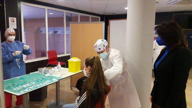 El gobierno regional emprende una nueva etapa de vacunación este domingo en Lorca con la administración de casi 900 vacunas a profesores y maestros