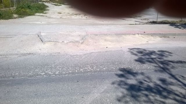 IU-V denuncia el lamentable estado de la Avda. Sutullena